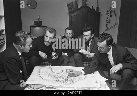 Second Tellemexpedition leaves next January 18, Hefting, Haan (leader), Wassing, Jansen, Huizinga over map curved Date: January 12, 1965 Keywords: cards, leaders Personal name: Rooster , Huizinga Stock Photo
