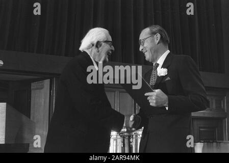 Erasmus Prize 1972 in the auditorium of the Royal Institute for the Tropics in Amsterdam  Award ceremony by Prince Bernhard to the Swiss psychologist professor Jean Piaget (l) Date: 7 June 1972 Location: Amsterdam, Noord-Holland Keywords: professors, awards, princes, scientific prizes Personal name: Bernhard (prince Netherlands), Piaget, Jean