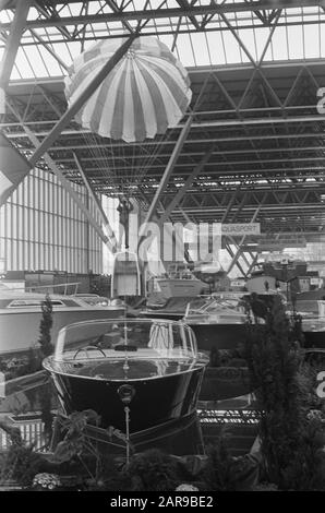 Fifteenth HISWA in RAI Amsterdam. Preparations. Boat with parachute Date: March 12, 1970 Location: Amsterdam, Noord-Holland Institution name: HISWA Stock Photo