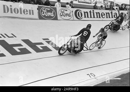 World Cycling Championships, Leicester, England; final amateurs stayers; Bert Boom in action behind pacemaker Date: 12 August 1970 Location: Great Britain, Leicester Keywords: AMATORS, CYCLING, finals, pacemakers Personal name: Bert Boom Stock Photo