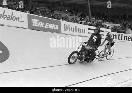 World Cycling Championships, Leicester, England; final amateurs stayers; Cees Tribe behind pacemaker Stakenburg Date: August 12, 1970 Location: Great Britain, Leicester Keywords: AMATORS, CYCLING, finals, pacemakers Personal name: Tribe, Cees Stock Photo