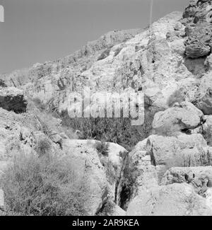Israel 1964-1965: Ein Gedi  Fierce rocky mountain wall with the Sudarbron at Ein Gidi. Date: 1964 Location: Dead Sea, Ein Gedi, Israel Keywords: rocks, waterfalls Stock Photo