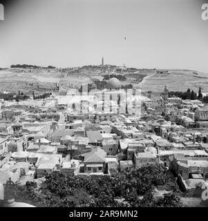 Middle East 1950-1955: Jerusalem  View of the city of Jerusalem with the Al Aqsa mosque in the middle of the photo Annotation: At the time of this recording Jerusalem was in Jordan Date: 1950 Location: Jerusalem, Jordan Keywords: mosques, panorama, cities Stock Photo