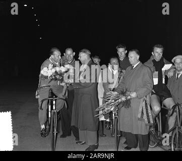 Cycling race for big prize Amsterdam sprint duo Derks and Pronk Date: 16 September 1954 Location: Amsterdam, Noord-Holland Keywords: PRICE, Sprint, duo, cycling races Personal name: Derksen Stock Photo