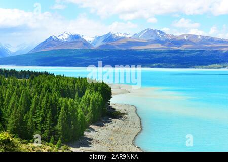 Mount Cook and Pukaki lake, New Zealand Stock Photo