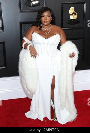 Los Angeles, United States. 26th Jan, 2020. LOS ANGELES, CALIFORNIA, USA - JANUARY 26: Singer Lizzo wearing an Atelier Versace dress, Rene Caovilla shoes and Lorraine Schwartz jewelry arrives at the 62nd Annual GRAMMY Awards held at Staples Center on January 26, 2020 in Los Angeles, California, United States. (Photo by Xavier Collin/Image Press Agency) Credit: Image Press Agency/Alamy Live News Stock Photo