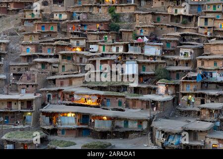 At Chelgerd, Iran. 08th June, 2017. The mountain village Sar-e Agha Seyed in the Zagros Mountains west of the city of Chelgerd in Iran, taken on June 8th, 2017. | usage worldwide Credit: dpa/Alamy Live News Stock Photo