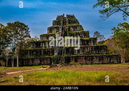 The prang seven tiered pyramid at the Prasat Thom site in Koh Ker, Cambodia Stock Photo