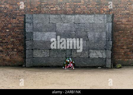 Death wall in the execution yard at Auschwitz concentration camp, Oświęcim, Poland Stock Photo