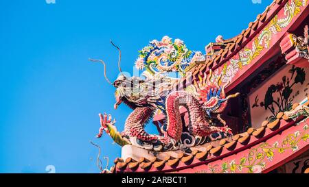 Chinese dragon on the roof of chinese temple.the eaves of a temple in China Dragons on the roof of Heaven Worshiping Palace . Chinese imperial roof de Stock Photo