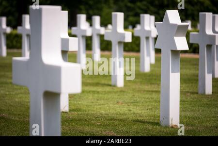 American Cemetery memorial headstones. Focus on the background Star of David headstone. Cambridge, UK. Stock Photo