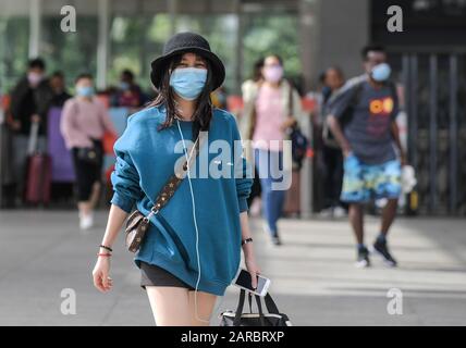 Haikou, China's Hainan Province. 25th Jan, 2020. People with masks walk out of the Haikou East Railway Station in Haikou, south China's Hainan Province, Jan. 25, 2020. Hainan has suggested all residents and tourists to wear masks outdoor to prevent the spread of novel coronavirus. Credit: Pu Xiaoxu/Xinhua/Alamy Live News Stock Photo