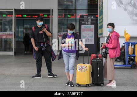 (200127) -- HAIKOU, Jan. 27, 2020 (Xinhua) -- People with masks stand in front of the Haikou East Railway Station in Haikou, south China's Hainan Province, Jan. 25, 2020. Hainan has suggested all residents and tourists to wear masks outdoor to prevent the spread of novel coronavirus. (Photo by Pu Xiaoxu/Xinhua) Stock Photo