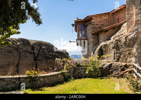 Meteora, Greece. The basket crane of the Byzantine Monastery of the Holy Trinity (Agios Triados) in the rocks at Meteora in Kalambaka Stock Photo