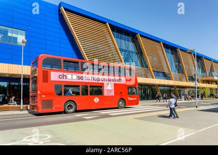 Red London bus in front of Ikea on the Greenwich peninsula. First retail store to achieve highest BREEAM UK New Construction sustainability rating. Stock Photo