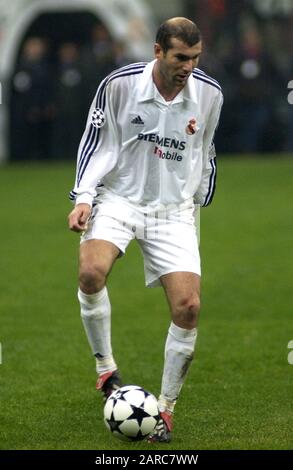 Zidane real madrid 2002 hi-res stock photography and images