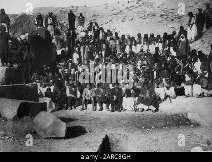 T.E.Lawrence with the workforce at Carchemish,Syria, during archeological excavation work for the British Museum. 1913. Stock Photo