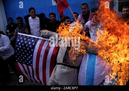 January 27, 2020, Gaza City, The Gaza Strip, Palestine: Palestinian demonstrators burn an effigy depicting U.S. President Donald Trump during a protest against the U.S. Middle East peace plan, in Gaza City. (Credit Image: © Ahmad Hasaballah/IMAGESLIVE via ZUMA Wire) Stock Photo