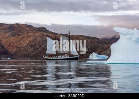 The sailing ship 'Donna Wood' amongst the icebergs in Rypefjord, east Greenland Stock Photo