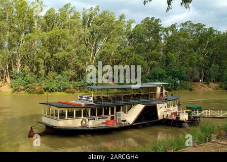 Echuca, VIC, Australia - January 21, 2008: Vintage paddle steamer Pride of the Murray on Murray river i Stock Photo