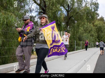 Calabasas, Untied States, January 26, 2020. Fans with LA Lakers gear walk towards the helicopter crashed site in the hills of Calabasas, California Sunday afternoon Jauary 26,  NBA star Kobe Braynt and his 13-year-ol daighter Gianna were amoung the 9 people killed in the crash. Credit: Daniel Dreifuss/Alamy Live News Stock Photo
