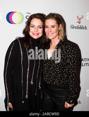 praying 星柄スリッポンnodress Ashley Williams L-R) Kimberly Williams-Paisley and sister Ashley Williams attend