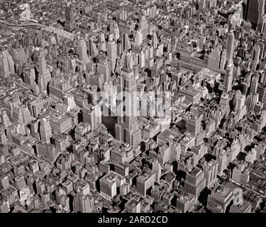 1950s AERIAL VIEW OF MIDTOWN MANHATTAN AND PART OF MURRAY HILL EMPIRE STATE BUILDING IN CENTER NEW YORK CITY NY USA - r3328 KRU001 HARS EXCITEMENT EXTERIOR POWERFUL GOTHAM PART OPPORTUNITY NYC REAL ESTATE NEW YORK STRUCTURES CITIES TEXTURE EDIFICE NEW YORK CITY METROPOLIS CREATIVITY GROWTH AERIAL VIEW BIG APPLE BLACK AND WHITE OLD FASHIONED SKYSCRAPERS Stock Photo