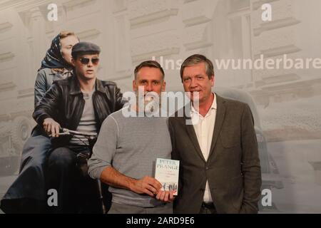 Robert Krause und Peter Prange beim Fototermin zu „Unsere wunderbaren Jahre“ im East-Hotel in Hamburg am 27.1.2020 Stock Photo