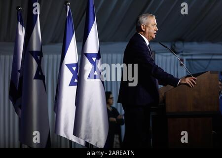 (200128) -- BEIJING, Jan. 28, 2020 (Xinhua) -- Israel's Blue and White party leader Benny Gantz speaks during a press conference in Tel Aviv, Israel, Jan. 25, 2020. Benny Gantz, the main political rival of Israeli Prime Minister Benjamin Netanyahu, announced on Saturday that he will meet U.S. President Donald Trump in Washington to discuss a Mideast peace plan. (Tomer Neuberg/JINI/Handout via Xinhua) Stock Photo