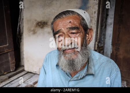 Portrait of an elderly, bearded Muslim man in Muslim-dominated Bhendi Bazar area, Mumbai, India Stock Photo