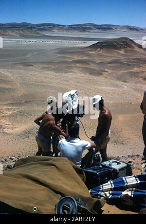 Director DAVID LEAN (in white T shirt) and Camera Crew on set location candid filming LAWRENCE OF ARABIA 1962 screenplay ROBERT BOLT and  MICHAEL WILSON director of photography FREDDIE YOUNG producer SAM SPIEGEL Horizon Pictures / Columbia Pictures Corporation Stock Photo