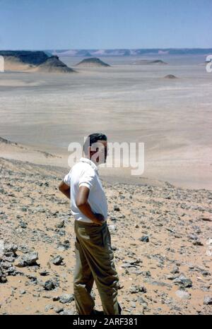 Director DAVID LEAN on set location candid filming LAWRENCE OF ARABIA 1962 screenplay ROBERT BOLT and  MICHAEL WILSON producer SAM SPIEGEL Horizon Pictures / Columbia Pictures Corporation Stock Photo