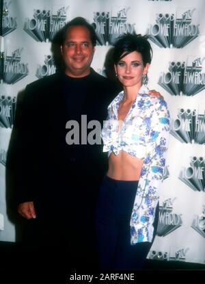 Burbank, California, USA 10th June 1995 Comedian Jon ?Lovitz and actress Courteney Cox attends the Fourth Annual MTV Movie Awards on June 10, 1995 at Warner Bros. Studios in Burbank, California, USA. Photo by Barry King/Alamy Stock Photo Stock Photo