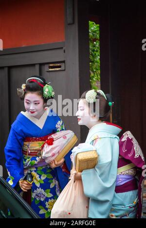 KYOTO, JAPAN - 15th June 2016. Geisha emerge from a taxi at a house in Gion, Kyoto, Japan. Stock Photo