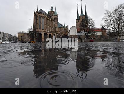 Erfurt, Germany. 28th Jan, 2020. Rain drips into the puddles on the cathedral square in front of St. Mary's Cathedral and St. Severus Church. Credit: Martin Schutt/dpa-Zentralbild/dpa/Alamy Live News Stock Photo