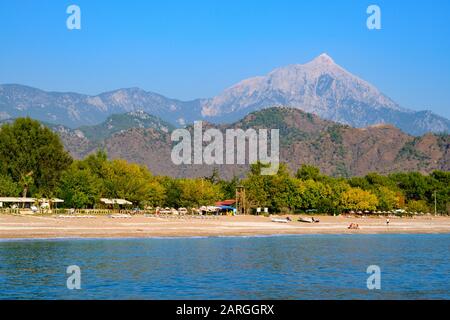 Asien, Türkei, Provinz Antalya, Kemer, Küste vor Cirali mit dem Berg Tahtali Dagi