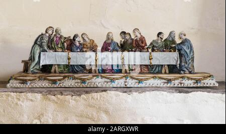 A porcelain depiction of Jesus with his apostles at the Last Supper before his Crucifixion, St Mary's Priory Church, Abergavenny Wales UK. May 2019 Stock Photo