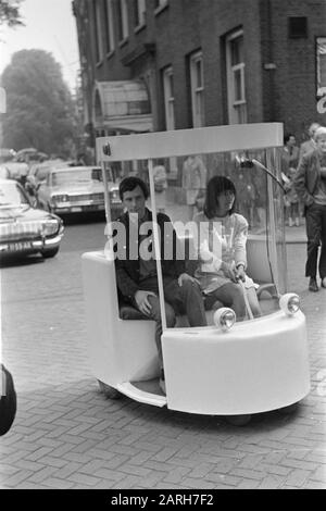 Witkar shown by Provo municipal councillor Luud Schimmelpennink. Luud Schimmelpennink with a girlfriend in the Witkar Date: 24 May 1968 Location: Amsterdam, Noord-Holland Keywords: public transport, traffic, vehicles Personal name: Schimmelpennink, Luud Stock Photo