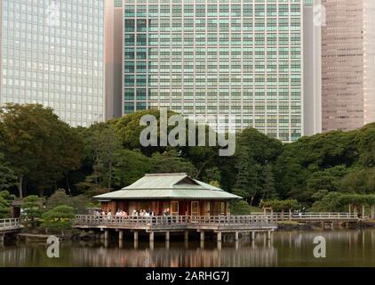 Tea House in the Hama Rikyu Japanese Garden, Shiodome, Tokyo, Japan ...