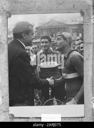 Tour de France 1950  Cyclist Bartali in conversation with film director and actor Orson Welles Annotation: Repronegative Date: 13 July 1950 Keywords: cycling, cycling Personal name: Bartali, Gino, Welles, Orson Stock Photo