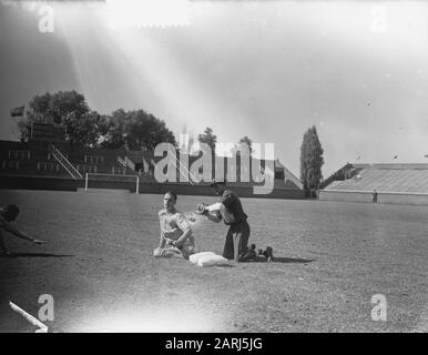 Baseball Holland vs. England. Game moment 3rd base Date: June 28, 1952 Keywords: BASEBALL Stock Photo