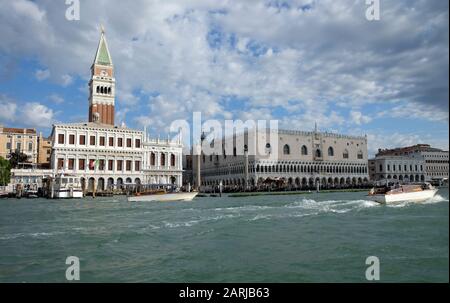 Venice, Italy: View fron the Grand Canal of the Campinal Tower, Doges Palace and the Columns of the Lion and San Teodore at the En Stock Photo