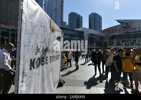 Las Vegas, NV, USA. 28th Jan, 2020. Atmosphere Los Angeles Laker fans gather to mourn Kobe at Staples Center in Los Angeles, CA on January 28, 2020. Credit: Damairs Carter/Media Punch/Alamy Live News Stock Photo