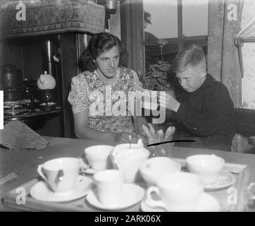 Foekje Dillema in the household  [tea drinking] Date: 11 July 1950 Location: Burum Keywords: athletes, families, interior, homes Personal name: Dillema Foekje Stock Photo