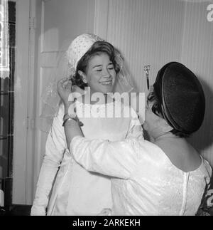 Marriage Anneke Grönloh with Wim Jaap van der Laan, Anneke with her mother Date: August 31, 1964 Keywords: brides, marriages, girls, mothers, singers Personal name: Grönloh, Anneke Stock Photo