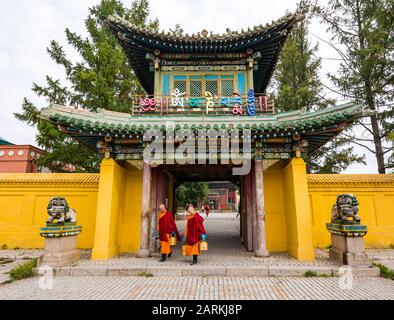 Buddhist monks at entrance gateway,  Gandan Monastery, Ulaanbaatar, Mongolia, Asia Stock Photo