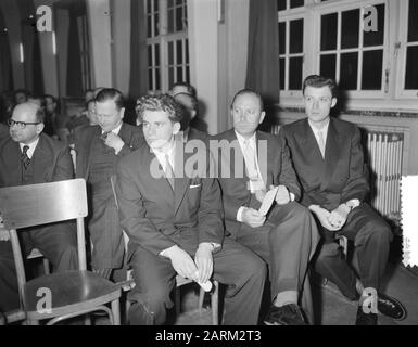 Anefo photo collection. Bobby Fischer in Amsterdam for discussions with fide  chairman Max Euwe about the two camp to the world championship with Boris  Spassky. Fischer has bought newspaper. January 31, 1972.