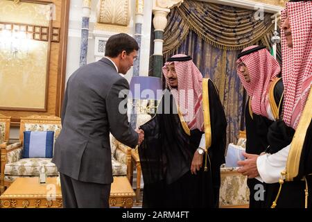 Defense Secretary Mark T. Esper meets with Saudi Arabia’s King Salman bin Abdulaziz Al Saud at his palace in  Riyadh, Saudi Arabia Oct., 22, 2019. (DoD photo by U.S. Army Staff Sgt. Nicole Mejia) Stock Photo