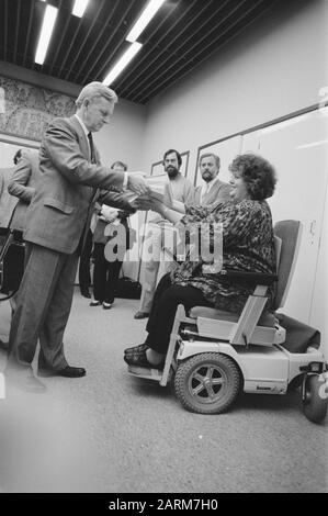 Vice VZ Handicatsraad, mw Yvonne Koster hands pres.dir. Plougher of the NS 20.000 handtek. Date: February 1, 1988 Keywords: hands, chairmen Personal name: Koster, Yvonne Institution name: NS Stock Photo