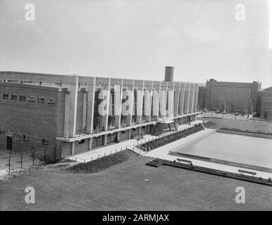 Swimming pool June 15 opening 50m bath. Exterior Date: June 12, 1961 Keywords: Openings, baths, exterior, swimming pools Stock Photo